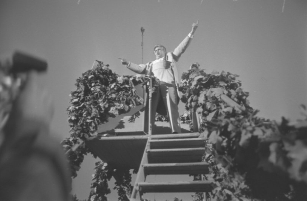 Virsdiriģents Jānis Dūmiņš XIX Vispārējo latviešu Dziesmu un Deju svētku koncertā Mežaparka Lielajā estrādē