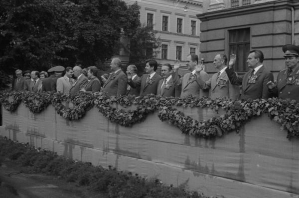 Latvijas republikas augstākās amatpersonas sveic XIX Vispārējo latviešu Dziesmu un Deju svētku gājiena dalībniekus