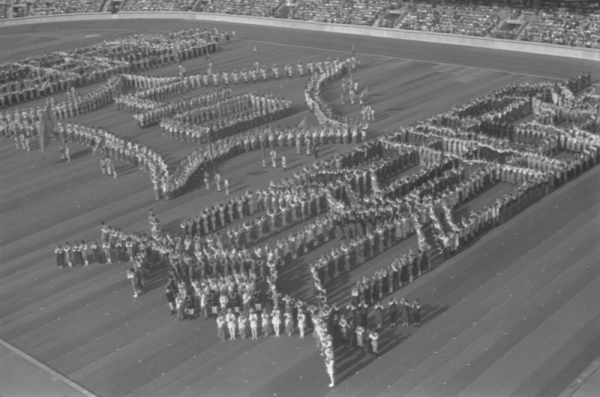 Deju kolektīvu koncerts stadionā "Daugava" XIX Vispārējo latviešu Dziesmu un Deju svētku laikā