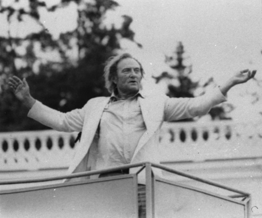 Virsdiriģents Gido Kokars XIX Vispārējo latviešu Dziesmu un Deju svētku koncertā Mežaparka Lielajā estrādē