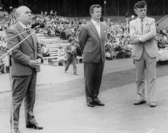 Latvijas PSR kultūras ministrs Vladimirs Kaupužs (no kreisās) , Emīla Melngaiļa Tautas mākslas centra direktors Jānis Rijnieks un komponists Raimonds Pauls  XIX Vispārējo latviešu Dziesmu un Deju svētku koncertā Mežaparka Lielajā estrādē