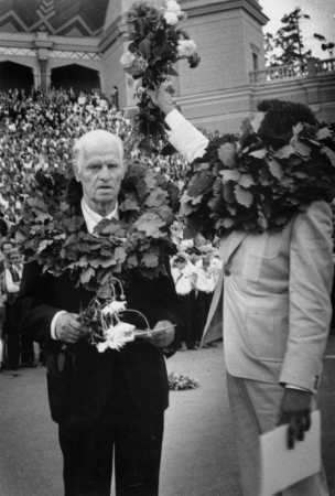 Goda virsdiriģents Jānis Ozoliņš  XVII Vispārējo latviešu Dziesmu svētku koncertā Mežaparka Lielajā estrādē