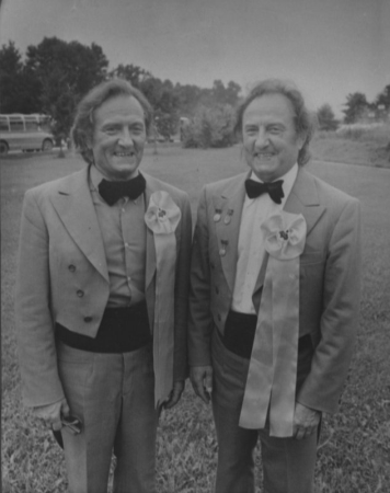 Virsdiriģenti Gido Kokars (no kreisās) un Imants Kokars XVII Vispārējo latviešu Dziesmu  svētku laikā