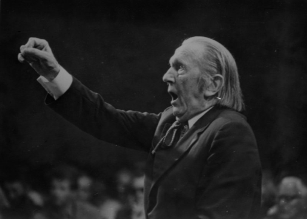 Diriģents Leonīds Vīgners XIX Vispārējo latviešu Dziesmu un Deju svētku koncertā Mežaparka Lielajā estrādē