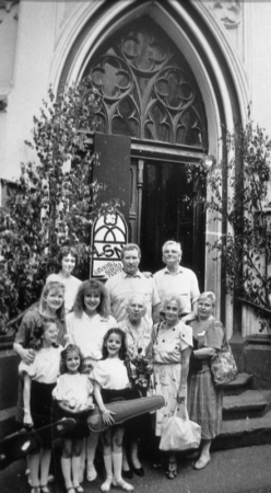 Pēc koncerta latviešu Saieta namā, kurš darbojās  XX Vispārējo latviešu Dziesmu un X Deju svētku laikā Mazajā Ģildē. Priekšplānā jaunās vijolniece māsas Skrides.