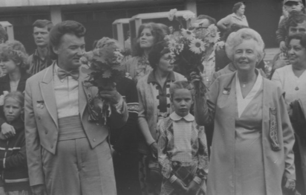 XIX Vispārējo latviešu Dziesmu un Deju svētku virsdiriģenti Imants Cepītis un Ausma Derkēvica svētku gājienā