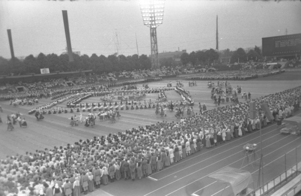 Apvienoto jauniešu deju kolektīvu uzstāšanās stadionā "Daugava" XX Vispārējo latviešu Dziesmu un X Deju svētku laikā