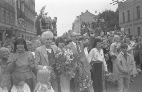 Dzejnieks Imants Ziedonis (no kreisās) un svētku režisors , dramaturgs Pēteris Pētersons XX Vispārējo latviešu Dziesmu un X Deju svētku gājienā