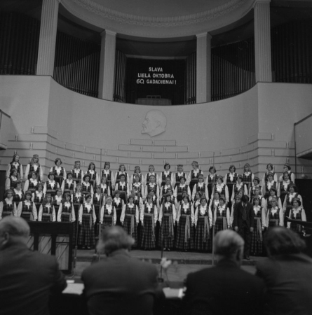 Tautas koris "Ausma" uzstājas  koru konkursā "Koru kari" Pētera Stučkas Latvijas Valsts Universitātes Lielajā aulā XVII Vispārējo latviešu Dziesmu  svētku laikā