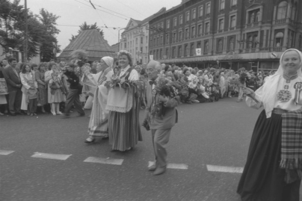XX Vispārējo latviešu Dziesmu un X Deju svētku virsdiriģents Haralds Mednis svētku gājienā