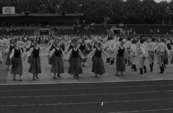 Dejotāji XX Vispārējo latviešu Dziesmu un X Deju svētku koncerta  "Spēlē, spēlmani, es iešu dancot!" ģenerālmēģinājumā stadionā "Daugava"