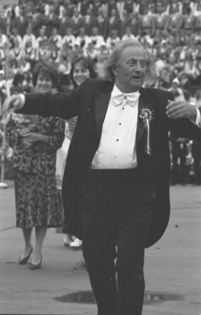 Virsdiriģents Imants Kokars XX Vispārējo latviešu Dziesmu un X Deju svētku koncertā "Dzīvības Dziesma" Mežaparka Lielajā estrādē