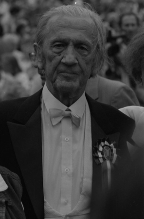 Virsdiriģents Leonīds Vīgners XX Vispārējo latviešu Dziesmu un X Deju svētku koncertā "Dzīvības Dziesma" Mežaparka Lielajā estrādē