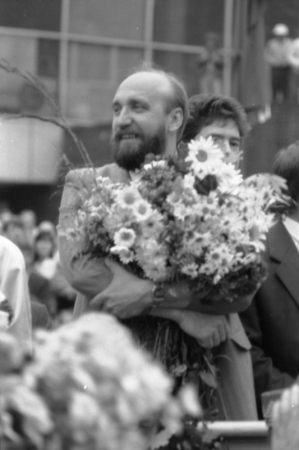 Latvijas Ministru padomes priekšsēdētājs Ivars Godmanis XX Vispārējo latviešu Dziesmu un X Deju svētku  gājiena laikā