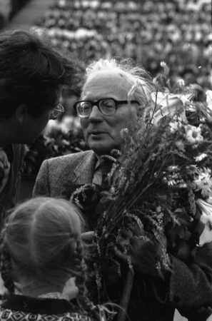 Komponists Helmers Pavasars XX Vispārējo latviešu Dziesmu un X Deju svētku koncertā "Tautasdziesma" Mežaparka Lielajā estrādē