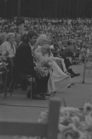 XX Vispārējo latviešu Dziesmu un X Deju svētku virsdiriģents Sigvards Kļava (no labās) svētku koncertā "Tautasdziesma" Mežaparka Lielajā estrādē