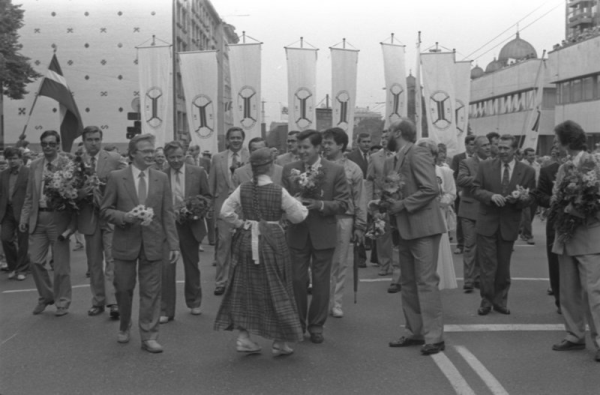 Latvijas Republikas Augstākās Padomes priekšsēdētājs Anatolijs Gorbunovs (centrā) un valdības pārstāvji XX Vispārējo latviešu Dziesmu un X Deju svētku gājienā