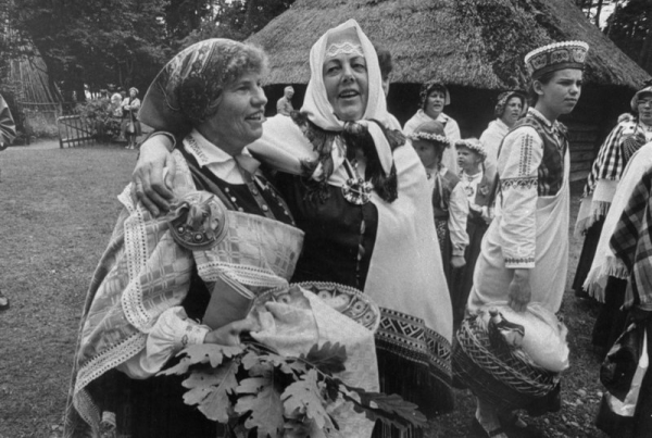 Folkloras ansambļu dalībnieces Latvijas Etnogrāfiskajā brīvdabas muzejā XX Vispārējo latviešu Dziesmu un X Deju svētku laikā