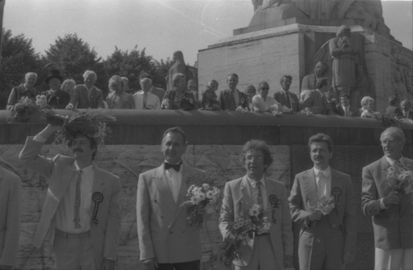 Virsdiriģenti Pie Brīvības pieminekļa XXI Vispārējo latviešu Dziesmu un XI Deju svētku gājiena laikā