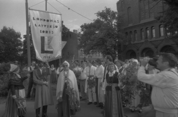 Londonas latviešu  kora dalībnieki XXI Vispārējo latviešu Dziesmu un XI Deju  svētku gājienā