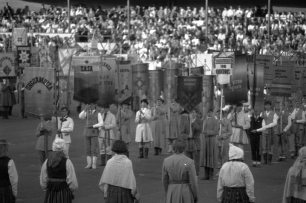 Tautas deju kolektīvu karogi stadionā "Daugava" XXI Vispārējo latviešu Dziesmu un XI Deju svētku laikā