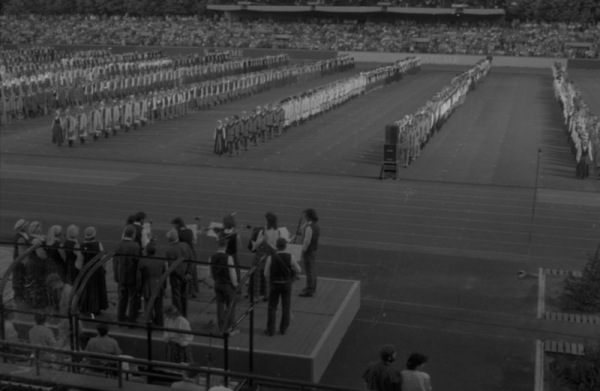 Apvienotie deju kolektīvi stadionā "Daugava" XXI Vispārējo latviešu Dziesmu un XI Deju svētku laikā