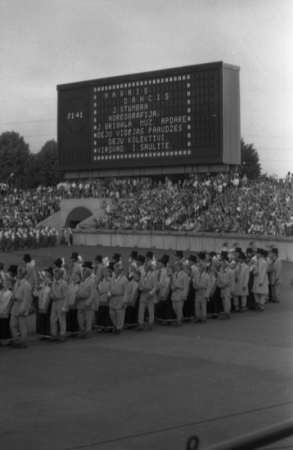 Deju kolektīvu koncerts  stadionā "Daugava" XXI Vispārējo latviešu Dziesmu un XI Deju svētku laikā