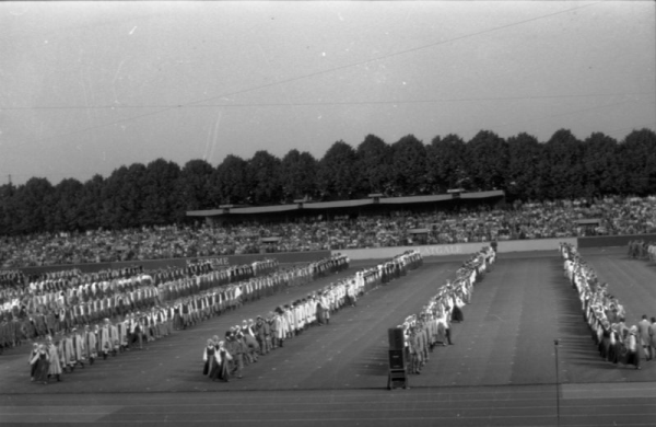 Deju kolektīvu koncerts  stadionā "Daugava" XXI Vispārējo latviešu Dziesmu un XI Deju svētku laikā