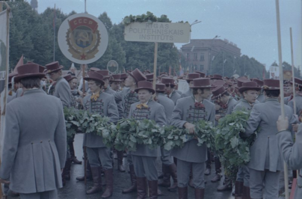 Rīgas Politehniskā institūta mākslinieciskās pašdarbības kolektīvs XIX Vispārējo latviešu Dziesmu un Deju svētku gājienā