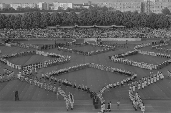Deju kolektīvu koncerts  stadionā "Daugava" XXI Vispārējo latviešu Dziesmu un XI Deju svētku laikā