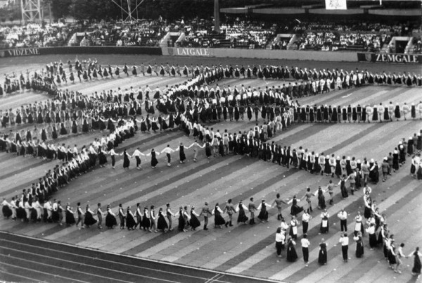 Deju uzvedums "Rudzu druva priecājas" stadionā "Daugava" XX Vispārējo latviešu Dziesmu un X Deju svētku laikā