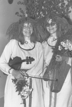 Folkloristes Ilze Reizniece (no kreisās) un Zane Šmite XXI Vispārējo latviešu Dziesmu un XI Deju svētku laikā