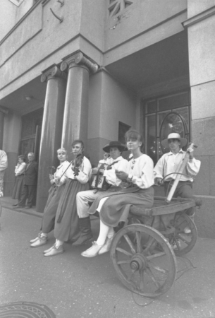 Folkloras ansamļa dalībnieki pie Rīgas Latviešu biedrības nama XXI Vispārējo latviešu Dziesmu un XI Deju svētku laikā