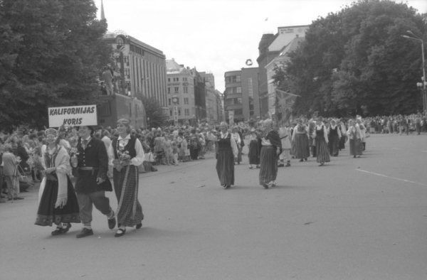 Kalifornas kora dalībnieki XXII Vispārējo latviešu Dziesmu un XII Deju svētku gājienā