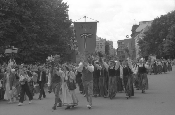 Maskavas latviešu kora "Tālava"dalībnieki XXII Vispārējo latviešu Dziesmu un XII Deju svētku gājienā