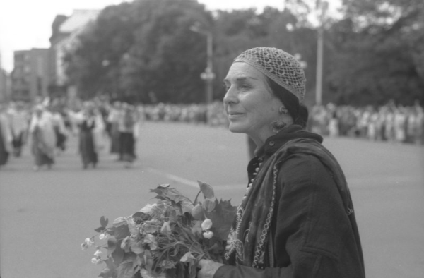 Dejotāja no ASV Vija Vētra XXII Vispārējo latviešu Dziesmu un XII Deju svētku gājiena laikā