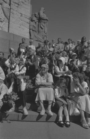 Skatītāji pie Brīvības pieminekļa XXII Vispārējo latviešu Dziesmu un XII Deju svētku gājiena laikā