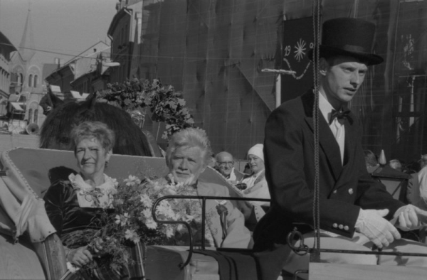 Deju virsvadītāji Ingrīda Saulīte un Uldis Žagata XXII Vispārējo latviešu Dziesmu un XII Deju svētku gājienā