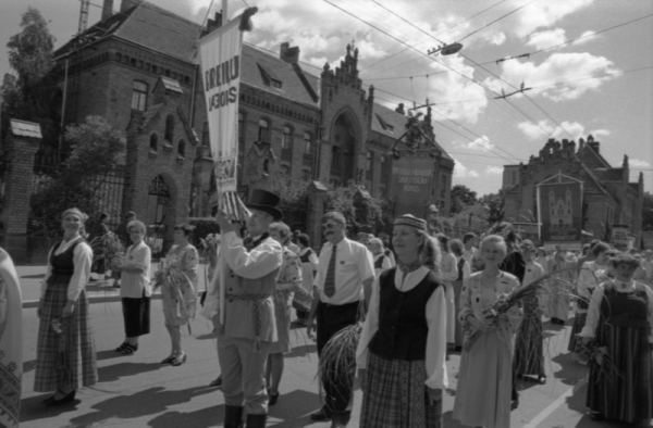 Preiļu rajona dalībnieki XXII Vispārējo latviešu Dziesmu un XII Deju svētku gājienā