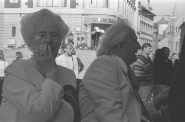 Virsdiriģenti Ausma Derkēvica un Imants Kokars XXII Vispārējo latviešu Dziesmu un XII Deju svētku gājienā