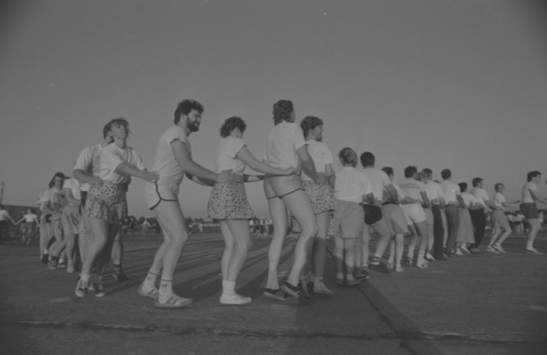 Deju kolektīvu mēģinājums Rumbulas lidostā, gatavojoties XX Vispārējiem latviešu Dziesmu un X Deju svētkiem