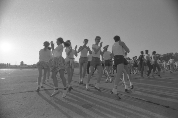 Deju kolektīvu mēģinājums Rumbulas lidostā, gatavojoties XX Vispārējiem latviešu Dziesmu un X Deju svētkiem