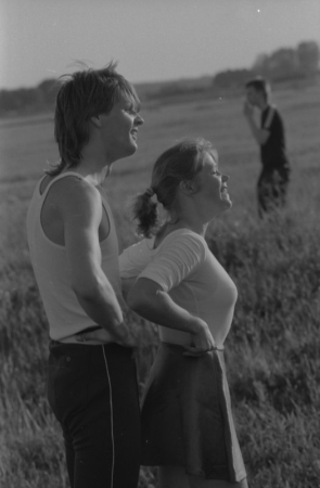 Deju kolektīvu mēģinājums Rumbulas lidostā, gatavojoties XX Vispārējiem latviešu Dziesmu un X Deju svētkiem. Atpūtas brīdis.