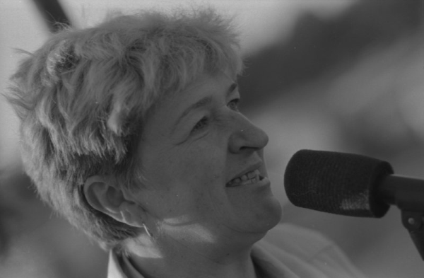 Deju virsvadītāja Ingrīda Saulīte deju kolektīvu mēģinājumā Rumbulas lidostā, gatavojoties XX Vispārējiem latviešu Dziesmu un X Deju svētkiem