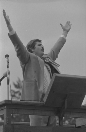 Virsdiriģents Sigvards Kļava XX Vispārējo latviešu Dziesmu un X Deju svētku noslēguma koncertā Mežaparka Lielajā estrādē