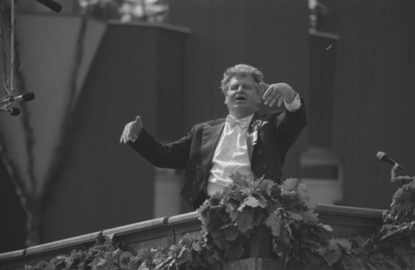 Virsdiriģents Jānis Dūmiņš XX Vispārējo latviešu Dziesmu un X Deju svētku noslēguma koncertā Mežaparka Lielajā estrādē