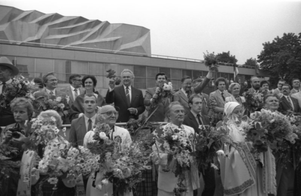 Latvijas Republikas valdības pārstāvji, viesi un virsdiriģenti XX Vispārējo latviešu Dziesmu un X Deju svētku gājiena laikā