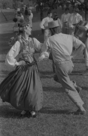 Dejotāji Induļa Rankas skulptūras "Austras koks" atklāšanas pasākumā  XX Vispārējo latviešu Dziesmu un X Deju svētku laikā