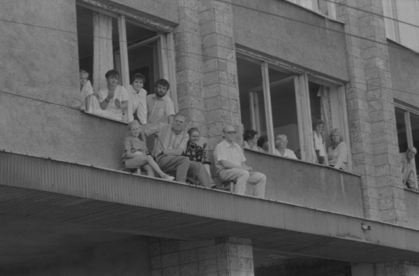 Cilvēki vēro XXI Vispārējo latviešu Dziesmu un XI Deju svētku gājienu