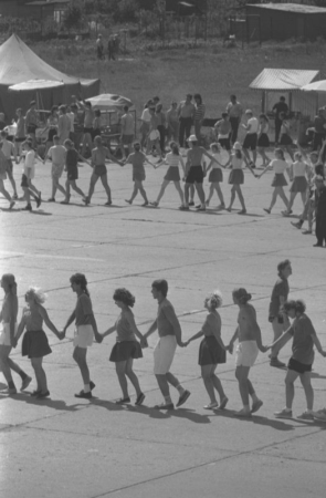 Deju kolektīvu mēģinājums Rumbulas lidostā, gatavojoties XXI Vispārējiem latviešu Dziesmu un XI Deju svētkiem